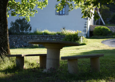 La Haute Maurelle - Maison d'hôtes et gîtes de charme en Ardèche - Table et bancs à l'ombre des arbres du parc