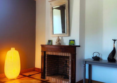 La Haute Maurelle⎥Gîte Bambou - Le salon et sa cheminée