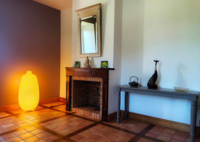 La Haute Maurelle⎥Gîte Bambou - Le salon et sa cheminée
